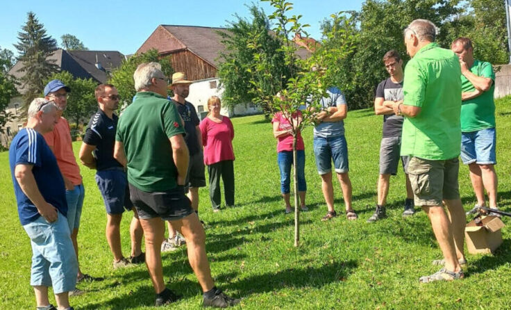 Die Teilnehmer am Baumschnittkurs im Garten Pixner (Foto: Monika Frickh)