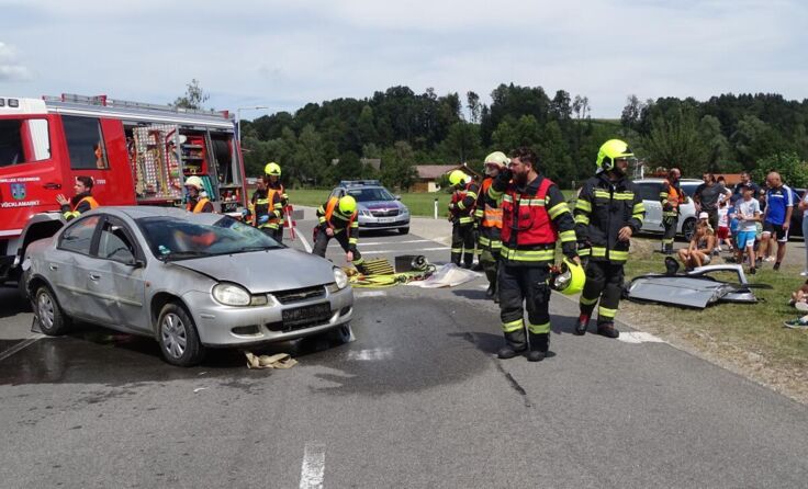 Verunfalltes Fahrzeug bei Schauübung (Foto: FF Vöcklamarkt)