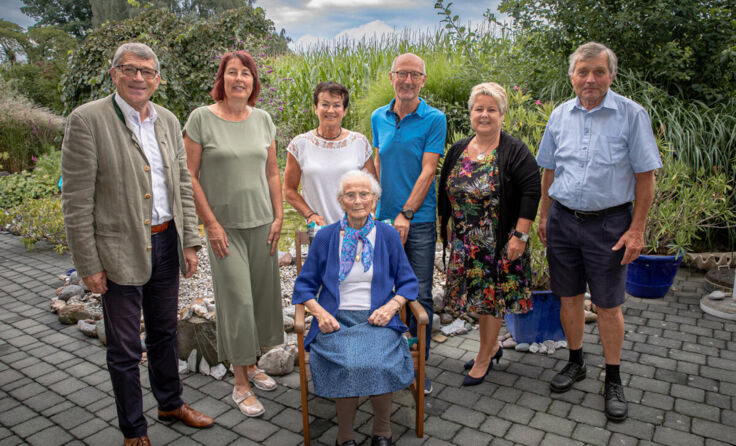 Rosalia Loy im Kreis der Gratulanten (Foto: Gemeinde)