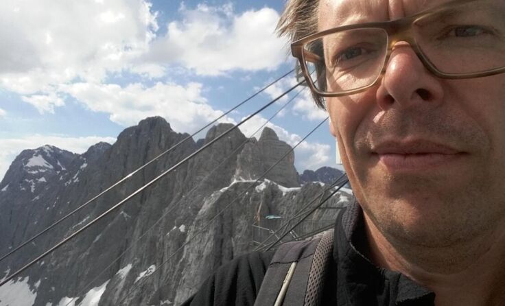 Literat Köhle posiert vor dem Dachstein. (Foto: Markus Köhle)