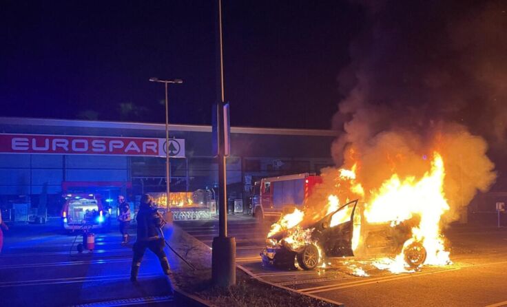 Das Fahrzeug brannte völlig aus. (Foto: C. Stoxreiter)