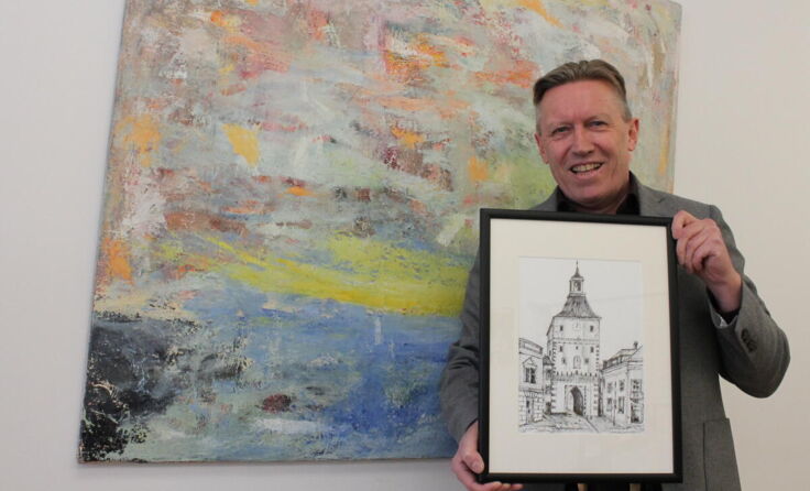 Redakteur Wolfgang Macherhammer mit zwei seiner Bildwerke (Foto: Tips)