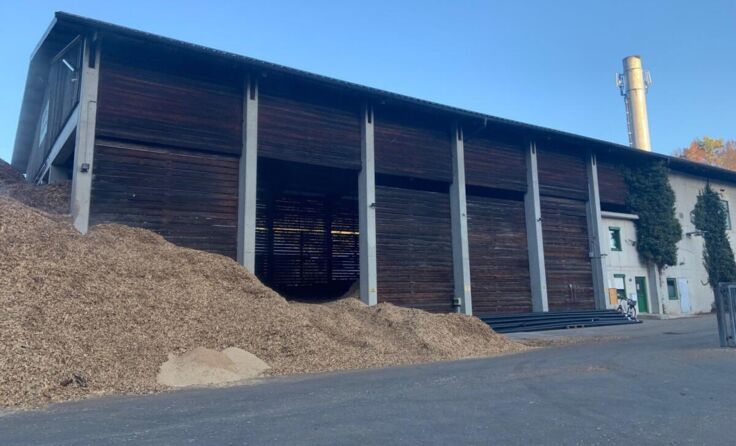 Die Lagerhalle für Biomasse bei der Nahwärme Frankenmarkt (Foto: Mac)