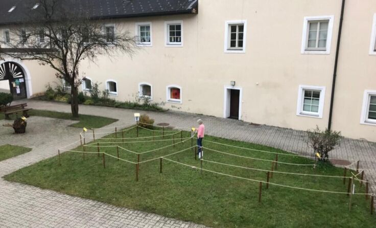 Im Innenhof des Pfarrhofes wurde ein besonderer Stern gestaltet. (Foto: kath. Pfarre Vöcklabruck)