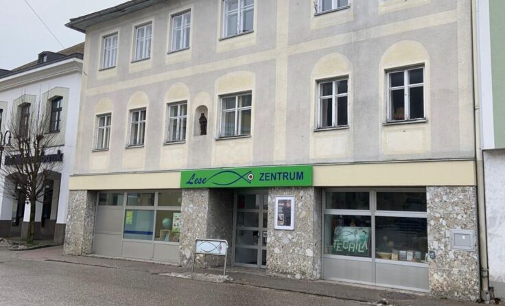 Das Lesezentrum befindet sich im Ortszentrum von Vöcklamarkt. (Foto: Mac)