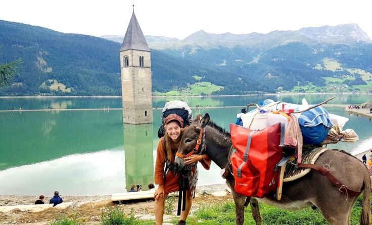 Am Reschensee sind die beiden am höchsten Punkt ihrer Wanderung angelangt. (Foto: Lubkoll)