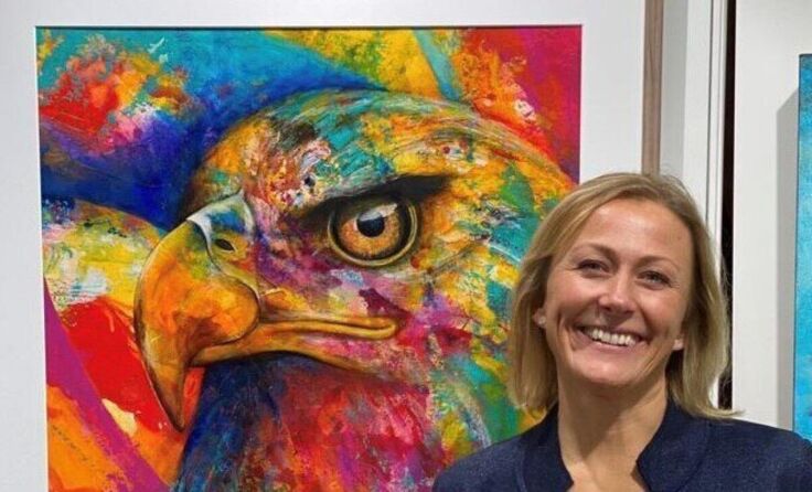 Künstlerin Marina Hofinger vor einem ihrer Werke (Foto: Privat)
