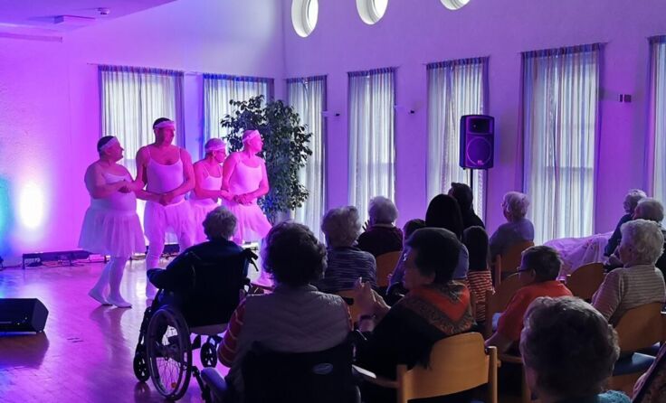 Sogar eine "Abordnung des Staatsopernballetts" lieferte eine Einlage. (Foto: Privat)