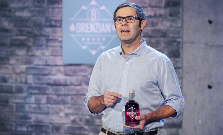 Jürgen Föttinger mit seinem Likör namens "Brenzian" (Foto: Puls 4/Gerry Frank Photography 2023)