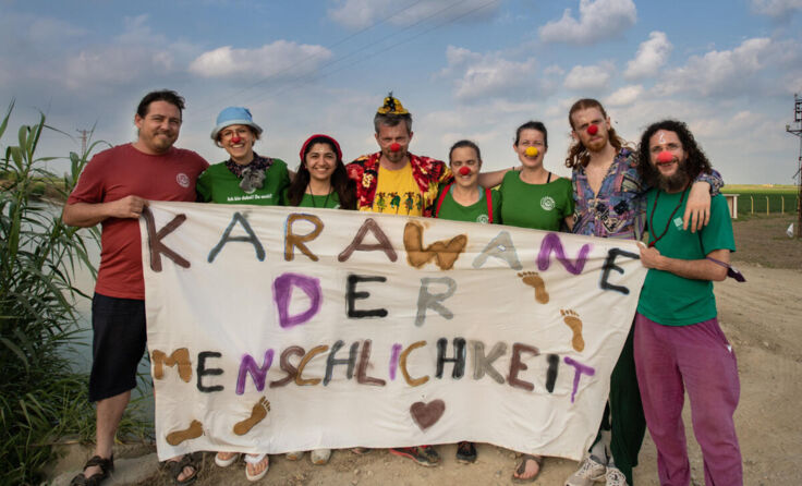 "Karawane der Menschlichkeit": mit Hilfsgütern und Clowns an die Ränder Europas (Foto: Maul/Violo)