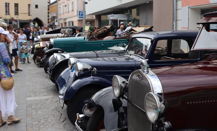 Oldtimer prägen auch am nächsten Sonntag den Vöcklabrucker Stadtplatz. (Foto: Privat)