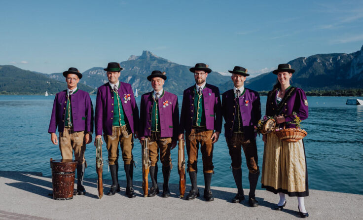 Die Mondseer Prangerschützen vor dem Mondsee (Foto: Alexandra Groebner)