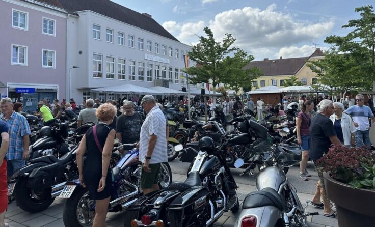 Der Rathausplatz war voll mit den Kultbikes aus den USA. (Foto: Stadtgemeinde Attnang-Puchheim)