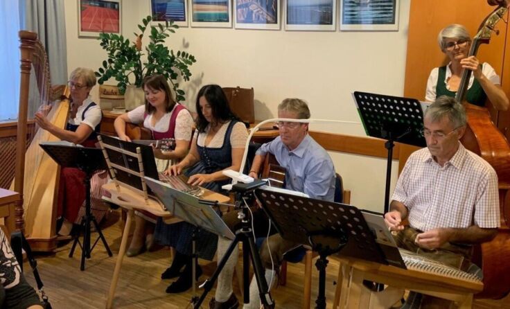 Der Auracher Saitenwirbel beim jüngsten Konzert in den Regauer Lauben (Foto: Privat)