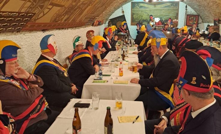 Helm und Schärpe müssen sein, die Treffen heißen "Sippungen". (Foto: Privat)