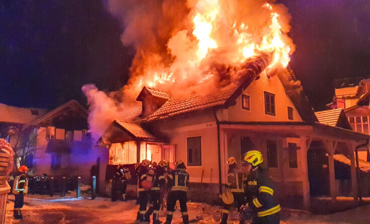 Im Ortszentrum von Bad Goisern stand ein Wohnhaus in Flammen. (Foto: FF Bad Goisern)