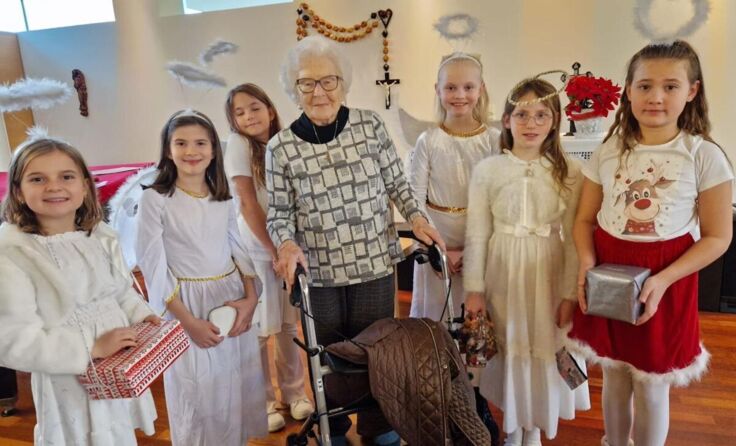 Heimbewohnerin Irmgard Neudorfer mit "Engerln" (Foto: privat)
