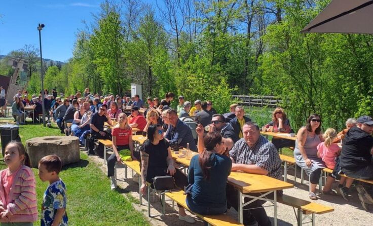 Beim jährlichen Maibaumaufstellen treffen sich die Oberachmanner bei der Ager. (Foto: Verein VETG)