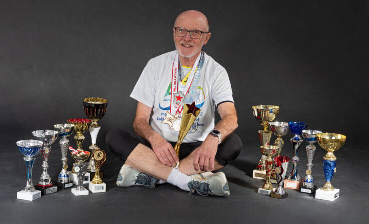 Rudi Challupner mit seinen Pokalen und Medaillen (Foto: Foto Fettinger)