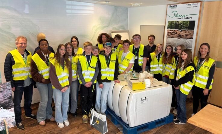 Die Schüler konnten den Weg vom Holz zur Faser nachvollziehen. (Foto: Lenzing AG)