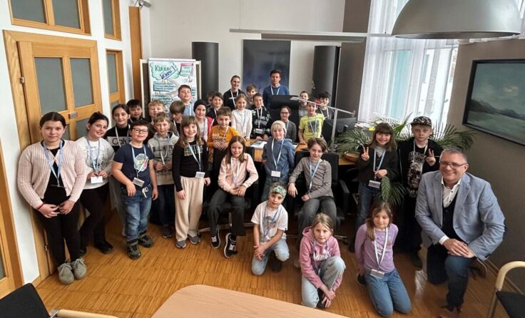 Schüler der 3a mit Bürgermeister Gerald Egger in dessen Büro am Gemeindeamt (Foto: Marktgemeinde)