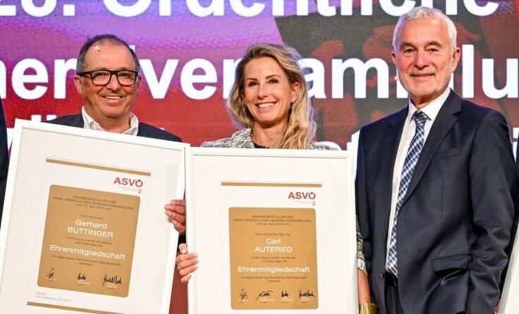 v.l.: Gerhard Buttinger, Nina Zyla Auteried und ASVOÖ Präsident Peter Reichl (Foto: ASVOÖ Dostal)