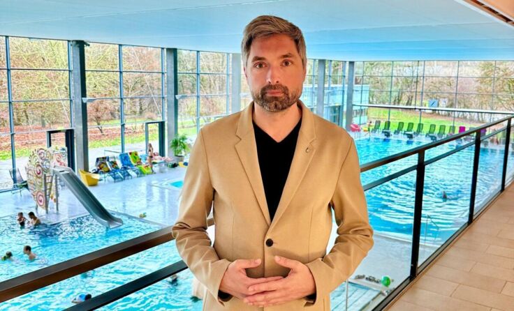 Bürgermeister Peter Schobesberger im Vöcklabrucker Hallenbad (Foto: privat)