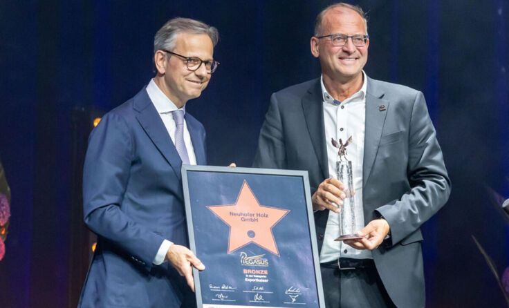Firmenchef Franz Neuhofer (r.) konnte den Pegasus-Award in Bronze entgegennehmen. (Foto: Cityfoto)