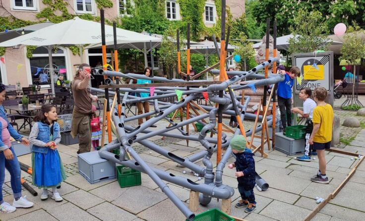 Kinder können gemeinsam eine Riesen-Kugelbahn bauen. (Foto: Heimo Thiel)