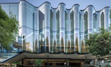Wellen aus Glas - Seele Schörfling baute in Brisbane Australien