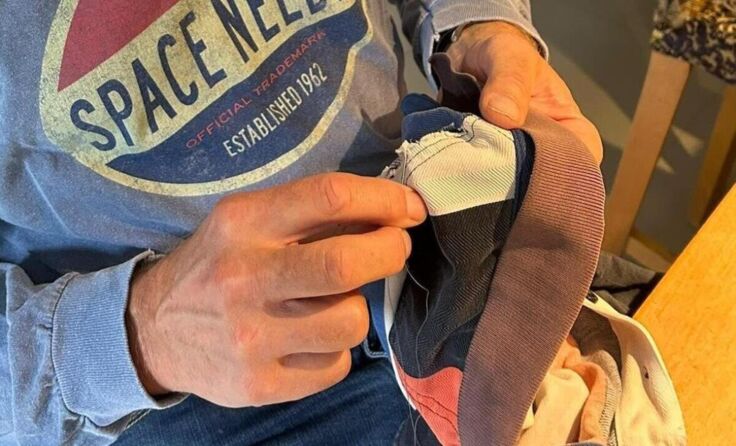 Gewusst wie: Kleine Schäden an Kleidungsstücken kann man leicht selbst reparieren. (Foto: privat)