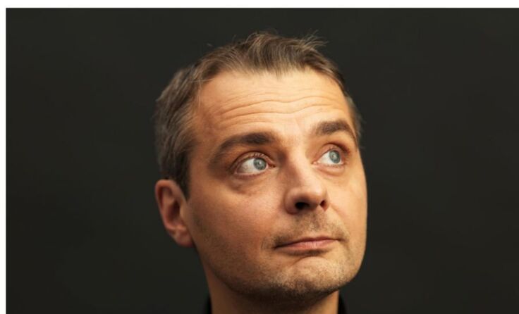 Kabarettist Thomas Maurer kommt zum „Kulturpolitischen Aschermittwoch“ nach Ried.