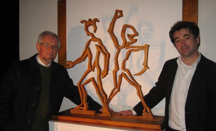 Diakon Johann Wolfthaler (l.) mit Johann Lengauer und der Skulptur "Kain und Abel"