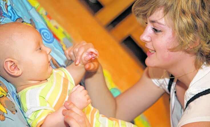 Der Kurs vermittelt Wissen über den Umgang mit Babies. (Foto: Rotes Kreuz)
