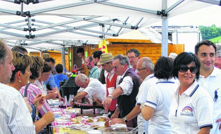 Kulinarische Völkerverständigung beim Europa-Markt im Kulturdorf Europas Kirchheim im August 2010