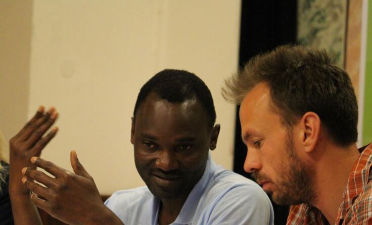Emmanuel Mbolela liest aus seinem Buch und stellt sich den Fragen der Diskussion. 