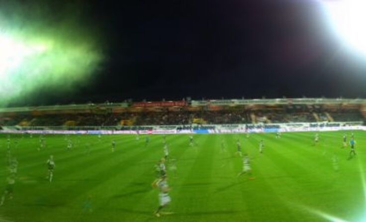 Stärkeres Flutlicht im Stadion für bessere TV-Bilder