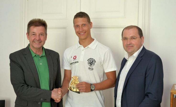 Bgm. Albert Ortig (l.) und Rudolf Holzinger vom Sportausschuss (r.) gratulieren Lukas Reiter.