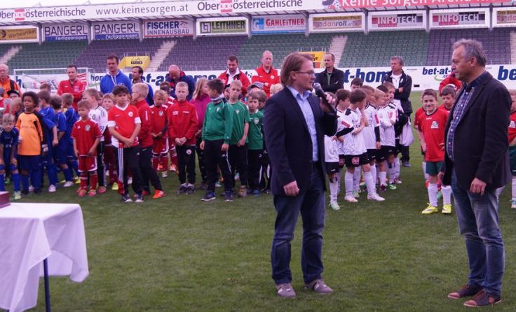 Siegerehrung mit Björn Kucher (Fielmann) und Stefan Reiter (Foto: SV Ried)