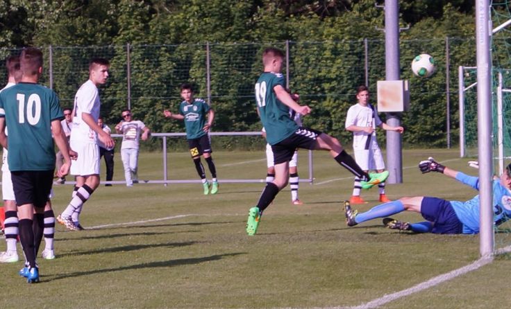 Simon Ness traf beim U16 der U16 zwei Mal in der Schlussphase. (Foto: AKA)