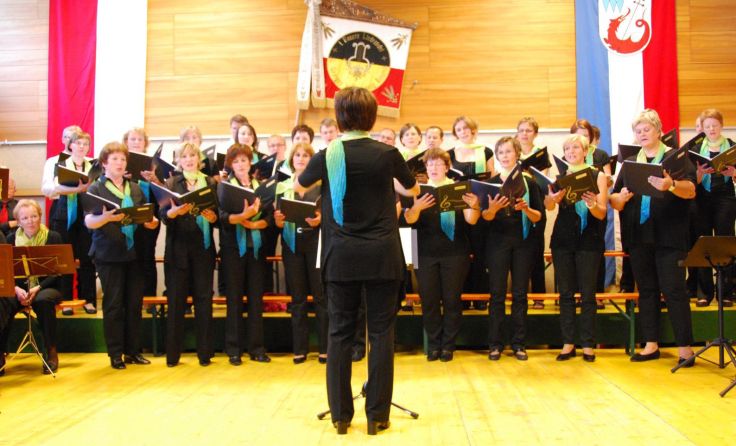 Die Bauernliedertafel singt in der Pfarrkirche St. Georgen.