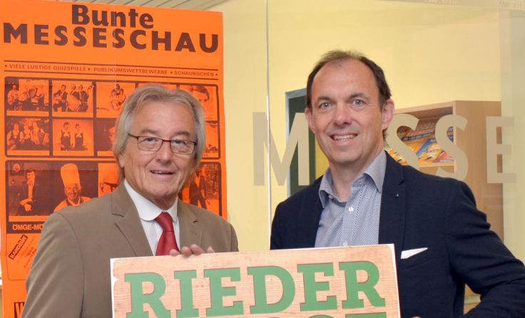 Wolfgang Gabler (l.) und Messedirektor Helmut Slezak präsentieren die „Neuheit“.