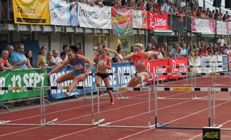 Fotofinish über 100 Meter Hürden zwischen Andrea Ivancevic (blau) und Beate Schrott (rot-schwarz)