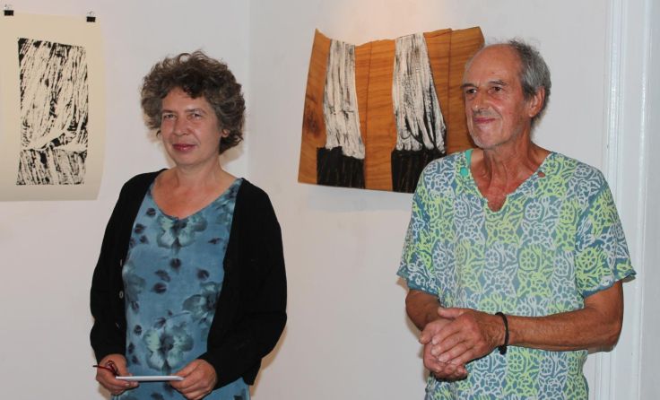 Sigrid Kofler eröffnete die Ausstellung von Thomas Wiederkehr.