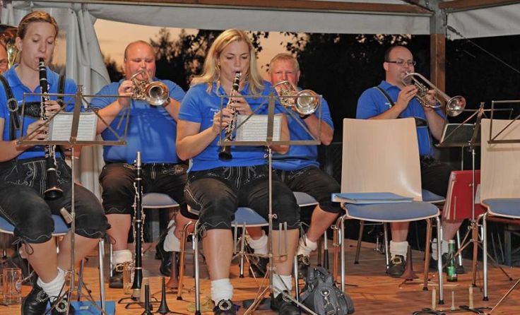 „De kloane B’setz“ des Musikvereins sorgt für die Musik.