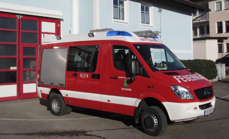 Das neue Löschfahrzeuges KLF-A wird gesegnet.