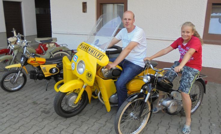 Veranstalter Josef Glechner mit Sohn Alexander und einigen Sammlerstücken