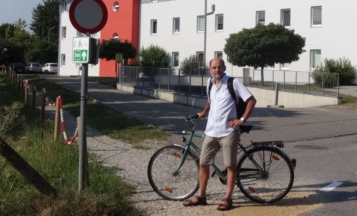 Stadtrat Max Gramberger freut sich über das aufgewertete Radnetz. (Foto: Grüne Ried)
