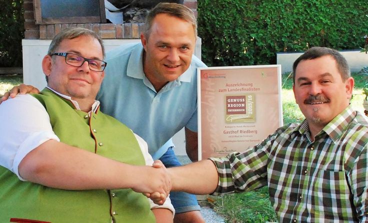 Karl Zuser jun. mit den Gratulanten Gerald Hartl und Franz Jenichl (v. l.)