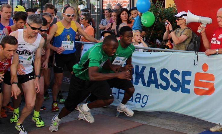 Explosiver Start: Stefan Scheuch (r.) schickt die Läufer ins 10-Kilometer-Rennen. (Foto: LAG)